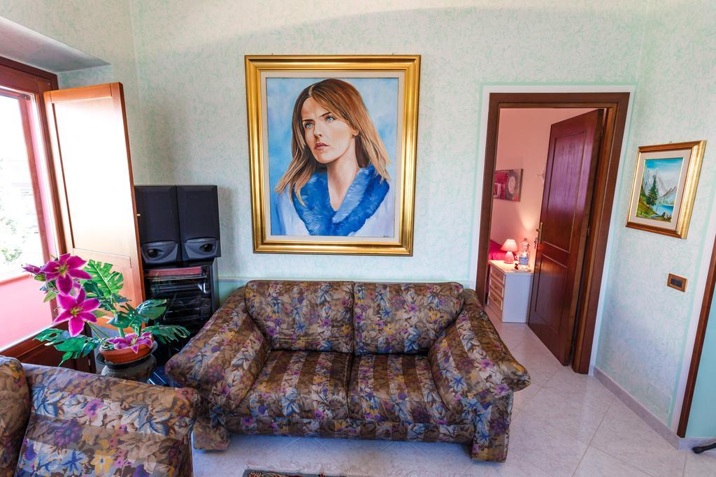 L'Aurora Viola Bed & Breakfast Carbonia Bagian luar foto