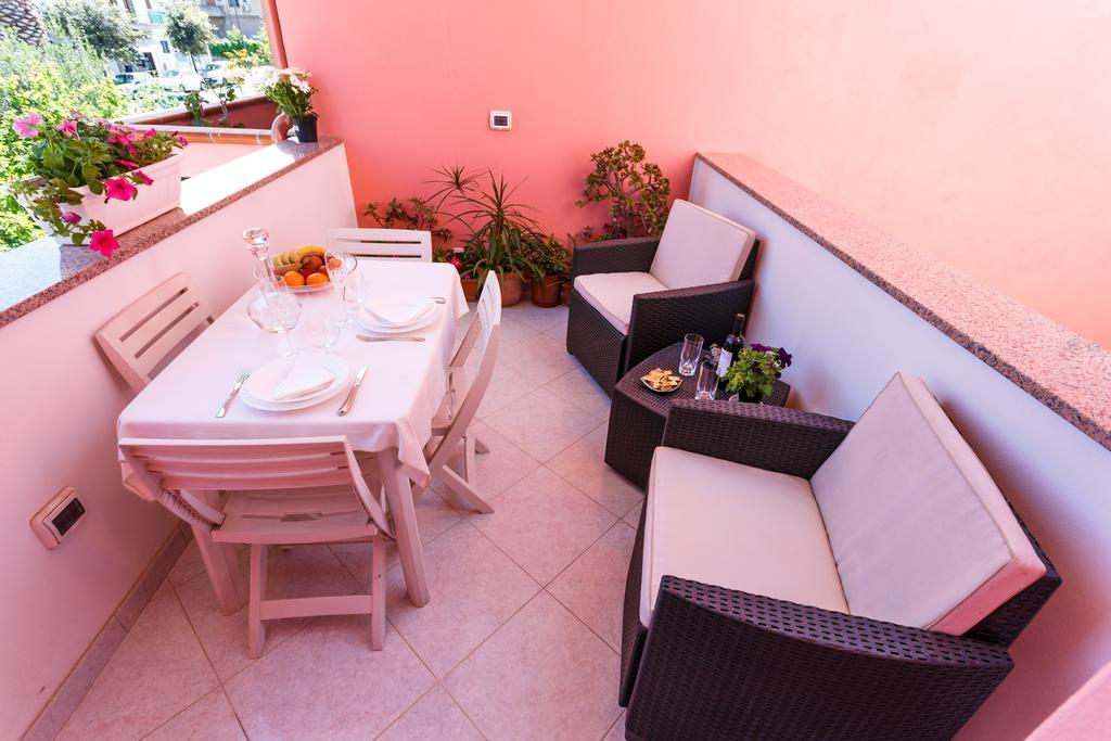 L'Aurora Viola Bed & Breakfast Carbonia Bagian luar foto