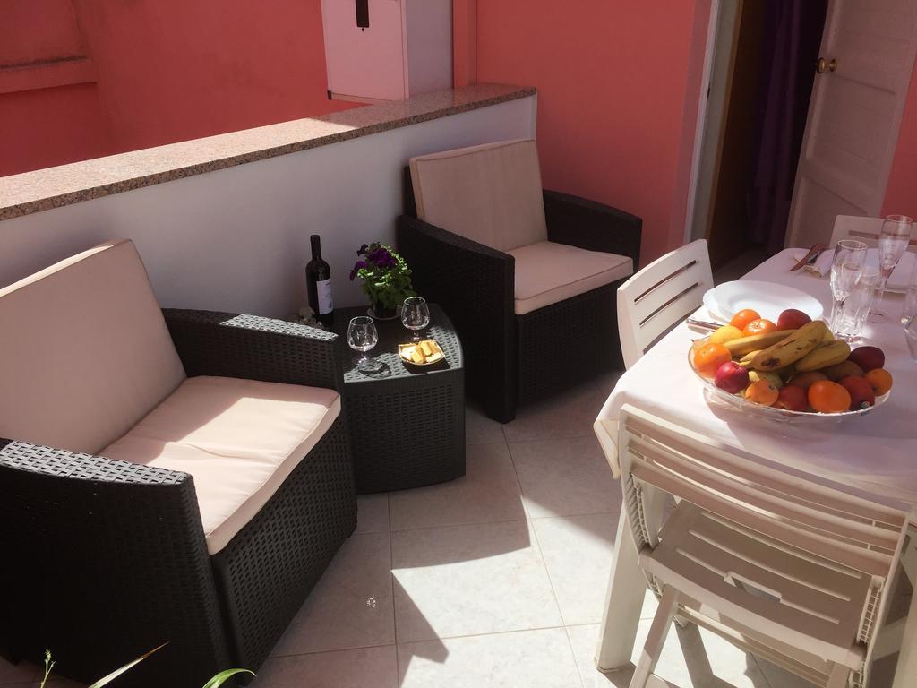 L'Aurora Viola Bed & Breakfast Carbonia Bagian luar foto