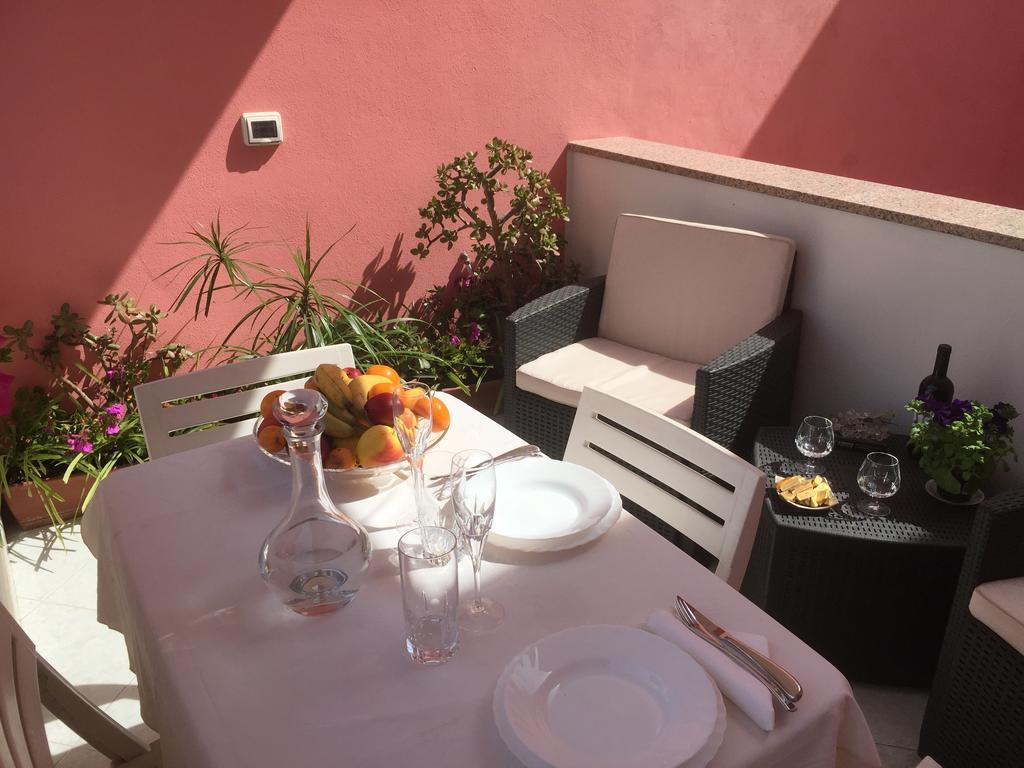 L'Aurora Viola Bed & Breakfast Carbonia Bagian luar foto