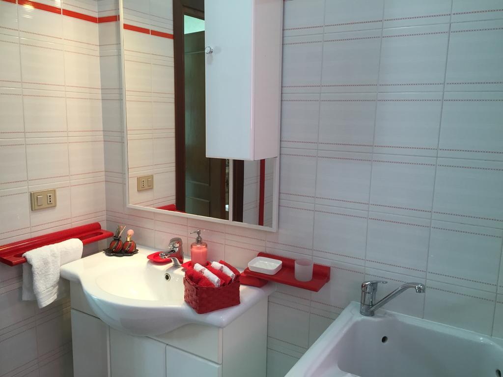 L'Aurora Viola Bed & Breakfast Carbonia Bagian luar foto